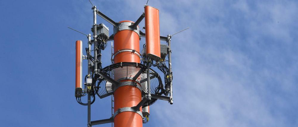 Ein Sendemast mit verschiedenen Antennen für den Mobilfunk. 