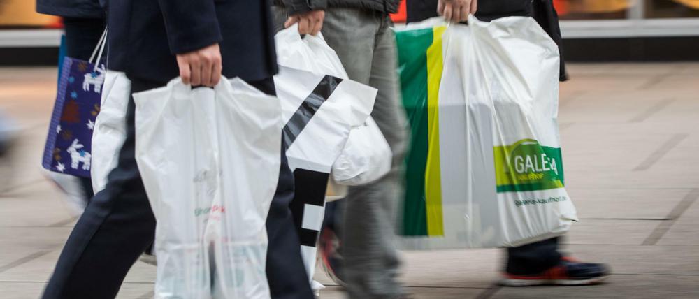 Menschen gehen in Frankfurt am Main mit vollen Einkaufstüten über die Einkaufsmeile Zeil. Nach einem überraschend kräftigen Sprung der Inflation im Dezember könnten die Verbraucherpreise im Januar weiter gestiegen sein.