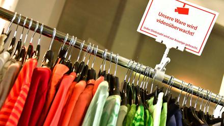 Achtung Videoüberwachung: Im Bekleidungshandel werden im Schnitt 0,42 Prozent des Umsatzes für Diebstahl-Prävention ausgegeben.