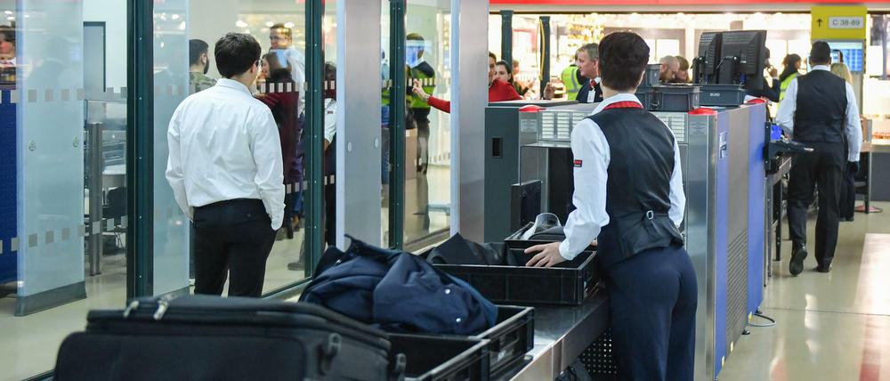 Sicherheitskontrolle im Flughafen Tegel. Verdi fordert 20 Euro pro Stunde für alle Flughafen-Sicherheitsleute - derzeit bekommen sie 17,12 Euro. 