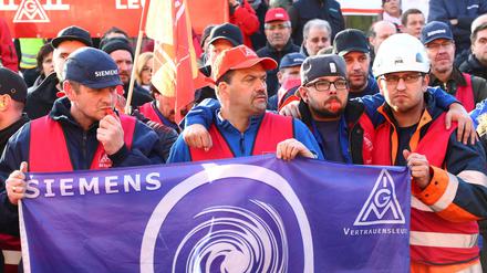 Wütend. Mitarbeiter von Siemens protestieren in Berlin gegen den geplanten Stellenabbau.
