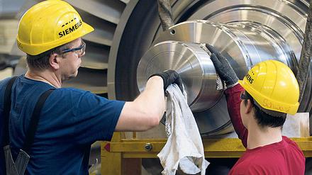 Auch die Mitarbeiter im Siemens-Gasturbinenwerk Berlin werden Urlaub nehmen oder Gleitzeitkonten abbauen müssen. Das Ziel: Kosten sparen.