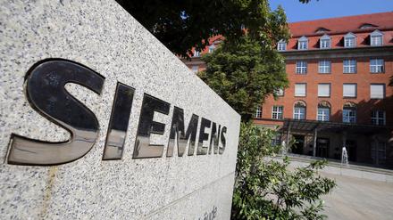 Schriftzug an der Hauptverwaltung von Siemens am Siemensdamm im Bezirk Spandau. 