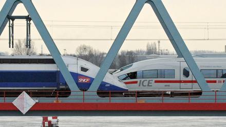 Ein TGV und ein ICE stehen auf einer Rheinbrücke. Die Hersteller der Züge, Alstom und Siemens, werden wohl auch in Zukunft getrennt operieren. 
