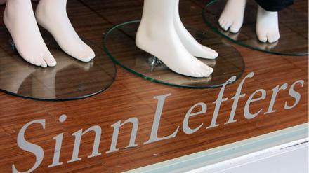Auf einer Schaufensterscheibe in Gelsenkirchen klebt der Schriftzug der Bekleidungskette SinnLeffers.