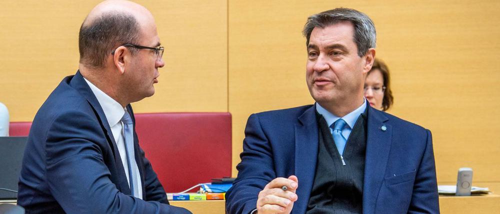 Markus Söder (CSU, r), Ministerpräsident von Bayern, sitzt neben dem Bayerischen Finanzminister Albert Füracker (CSU).