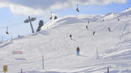 Die Skigebiete in Österreich, Bayern und im Schwarzwald haben unterschiedliche Corona-Regeln. 