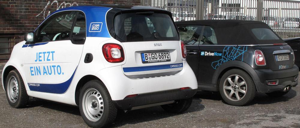 Fahren zusammen. Daimlers Car-2-Go und Drive-Now von BMW bieten in Berlin insgesamt 2500 Fahrzeuge an und haben 500.000 Kunden.  