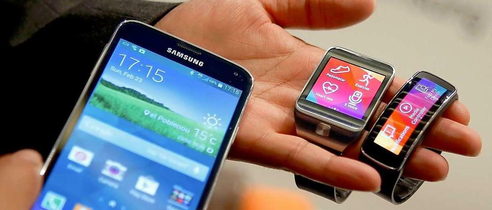 Eins links, zwei rechts - oder umgekehrt. Zum obligatorischen Smartphone sollen sich nach dem Wunsch der Hersteller in den kommenden Jahren noch eine Reihe mobiler Zusatzgeräte gesellen.