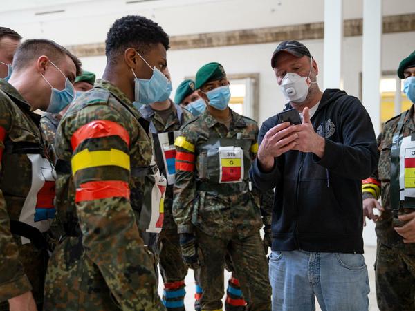 Soldaten testen eine COVID19-Tracking App in der Julius-Leber-Kaserne.|