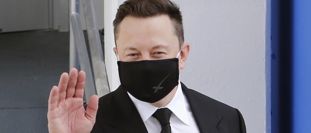 Elon Musks Lächeln ist unter einer Maske verborgen.