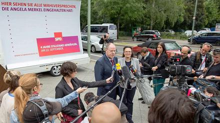 100 Tage vor Bundestagswahl. SPD-Spitzenkandidat Peer Steinbrück und SPD-Generalsekretärin Andrea Nahles präsentierten am Willy-Brandt-Haus ein Plakat zur Bundestagswahl.