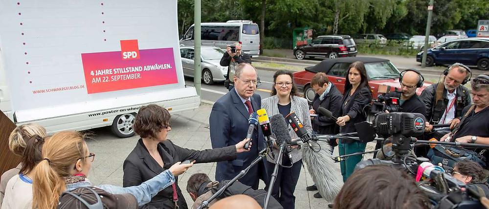100 Tage vor Bundestagswahl. SPD-Spitzenkandidat Peer Steinbrück und SPD-Generalsekretärin Andrea Nahles präsentierten am Willy-Brandt-Haus ein Plakat zur Bundestagswahl.