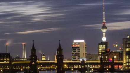 Berlin: Zwei Bahnen fahren am frühen Abend über die Oberbaumbrücke.
