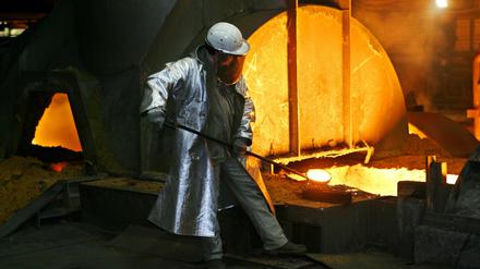 Ein Stahlarbeiter am Fuß des Hochofens 8 des ThyssenKrupp Stahlwerkes in Duisburg.