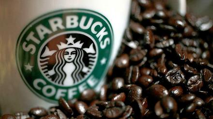 Bei Starbucks gab es bisher nur Kaffee zum Mitnehmen. Jetzt will das Unternehmen auch nach Hause liefern. 