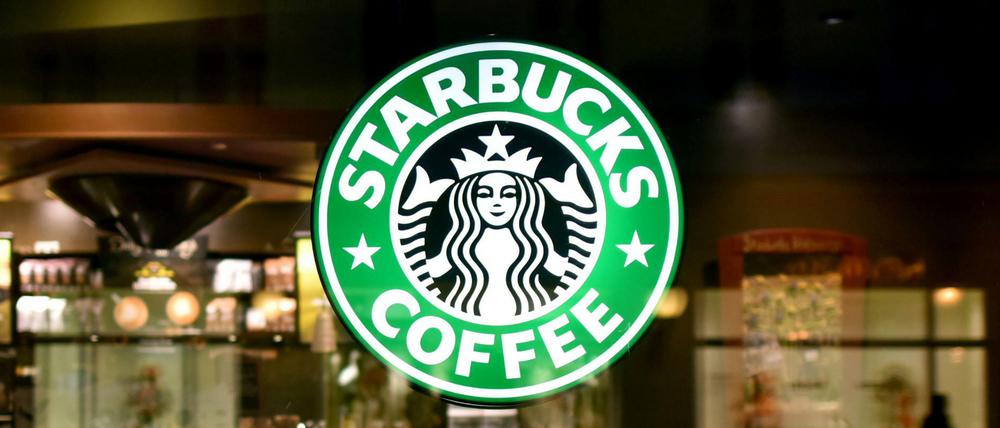 Eine Reklametafel mit dem Logo der Kaffeehauskette Starbucks Coffee