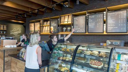 In den USA bestellen Leute ihren Starbucks-Kaffee bereits per Smartphone im Bus und treffen sich bevorzugt in den Filialen zum ersten Date. In Europa läuft das Geschäft schleppend.