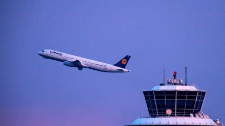 Ein Flugzeug der Lufthansa startet am Flughafen in München (Archivbild).