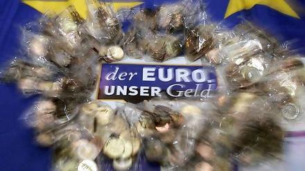 Am 17. Dezember bekamen die ersten Deutschen das neue Geld zu fassen. Offizielles Barzahlungsmittel ist der Euro seit 1. Januar 2002.