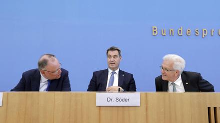 Konzertierte Aktion. Stephan Weil, Ministerpräsident des Landes Niedersachsen, SPD (v.l.), Markus Söder, Ministerpräsident von Bayern (CSU) und Winfried Kretschmann, Ministerpräsident des Landes Baden-Württemberg (Grüne), am Freitag in Berlin.