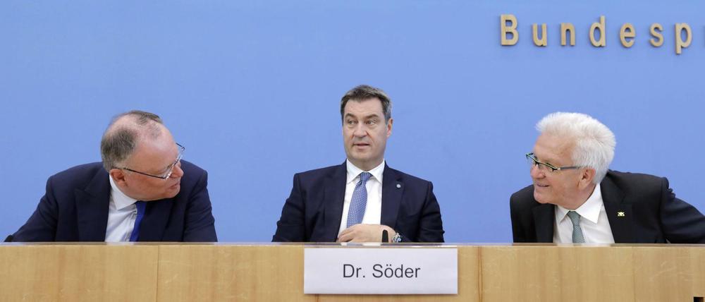 Konzertierte Aktion. Stephan Weil, Ministerpräsident des Landes Niedersachsen, SPD (v.l.), Markus Söder, Ministerpräsident von Bayern (CSU) und Winfried Kretschmann, Ministerpräsident des Landes Baden-Württemberg (Grüne), am Freitag in Berlin.