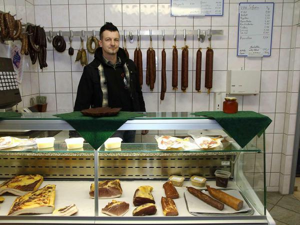 Salami, Schinkenspeck und Leberwurst: Im Hofladen verkauft Stephan Zoch Lebensmittel aus Eigenproduktion.