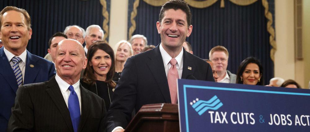 Senator Paul Ryan (M), Sprecher des Repräsentantenhauses der Vereinigten Staaten, stellt die Steuersenkungspläne vor und wird dabei von den Mitgliedern des US-Repräsentantenhauses unterstützt. 