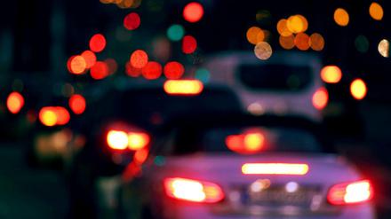 Lichter von Autos und Ampeln leuchten im morgendlichen Berufsverkehr. 