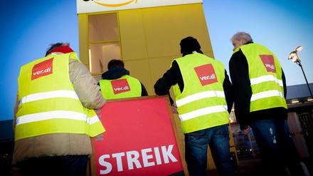 Streikende Mitarbeiter stehen vor der Betriebsstätte des Online-Händlers in Leipzig. Im Streit mit dem Onlineriesen Amazon um den Abschluss von Tarifverträgen stellt sich die Gewerkschaft Verdi auf einen Marathon ein. 