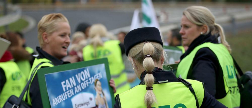 Streikende Flugbegleiter von Eurowings und Germanwings stehen mit Plakaten der Gewerkschaft Ufo (Unabhängige Flugbegleiter Organisation) bei einer Kundgebung. (Archivbild)