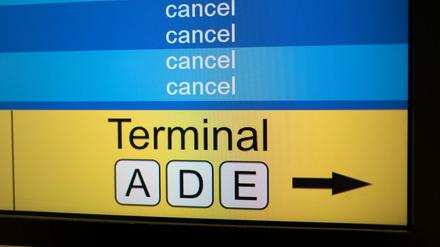Flüge wegen Streiks gestrichen: Anzeigetafel am Flughafen Tegel