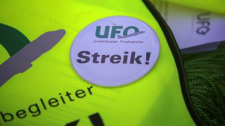 Die Gewerkschaft des Lufthansa-Kabinenpersonals (Ufo) will bis Freitag streiken. Viele Flugbegleiter haben sich aber krank gemeldet, anstatt offiziell zu streiken.