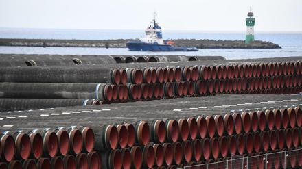 Im Hafen Mukran auf Rügen lagern Röhren für die letzten fehlenden Kilometer der Erdgaspipeline. 