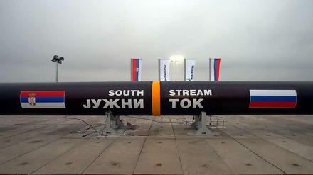 Zwei Rohrstücke einer Gaspipeline mit der Aufschrift "South Stream stehen bei Belgrad (Serbien) auf Stelzen. Hier wurde der Startschuss für den Pipelinebau zur Versorgung von Südeuropas mit Gas aus Russland gegeben. Doch aus der Verbindung wird nun nichts. 