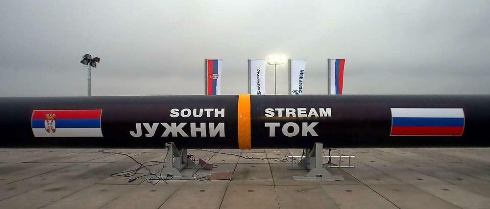 Zwei Rohrstücke einer Gaspipeline mit der Aufschrift "South Stream stehen bei Belgrad (Serbien) auf Stelzen. Hier wurde der Startschuss für den Pipelinebau zur Versorgung von Südeuropas mit Gas aus Russland gegeben. Doch aus der Verbindung wird nun nichts. 