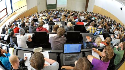 Studieren lässt sich in Deutschland. Doch den Arbeitsmarkt versperren spezielle Hürden für Ausländer.