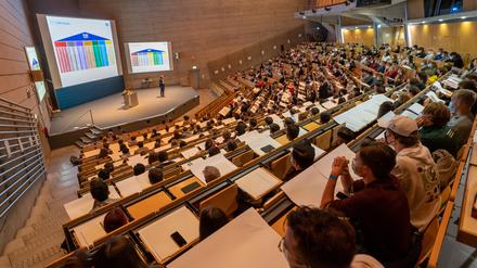 Studenten nehmen zum Semesterstart an den ersten Präsenzveranstaltung im Audimax der Technischen Universität München teil (Symbolbild).