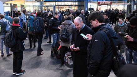 Gestrandete Bahnreisende warten am 18.01.2018 auf dem Hauptbahnhof in Berlin auf Auskunft.