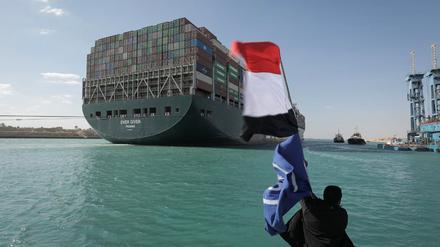 Das Containerschiff "Ever Given" auf dem Suezkanal in Ägypten. 