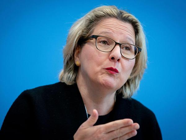Bundesumweltministerin Svenja Schulze (SPD) lädt Industrie, Handel und Verbände in ihr Ministerium ein.