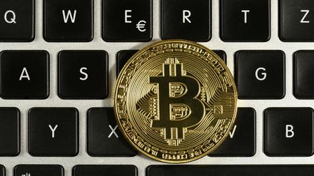 Bitcoins sind eine digitale Währung - die goldene Münze ist ein Symbol für sie geworden.