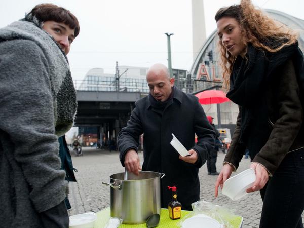 Nehmen und geben: Der Syrer Alex Assali befüllt in Berlin regelmäßig auf dem Alexanderplatz eine Schale mit Kartoffeleintopf und verteilt diese an Obdachlose.