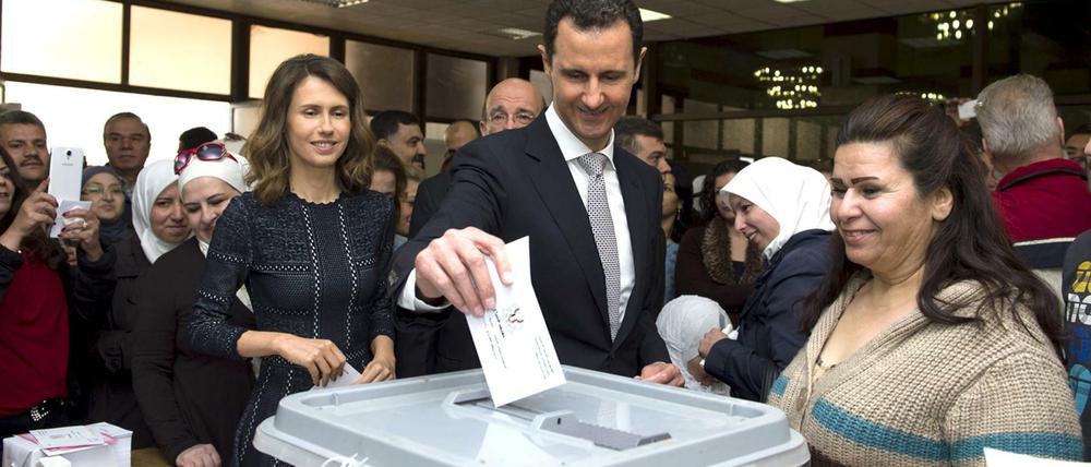 Syriens Präsident Assad ging schon am Vormittag zur Wahl. Seine Baath-Partei wird die Wahl aller Voraussicht nach gewinnen.