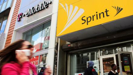 Filialen der Telekom-Tochter T-Mobile US und des Rivalen Sprint in New York.
