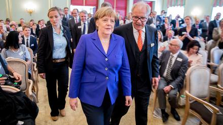 Bundeskanzlerin Angela Merkel (CDU) und Brun-Hagen Hennerkes, Vorsitzender des Vorstands der Stiftung Familienunternehmen, beim Tag des deutschen Familienunternehmens.