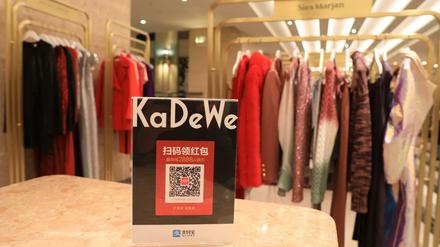 Das KaDeWe will chinesischen Kunden das Einkaufen erleichtern und lässt sie per Alipay zahlen.