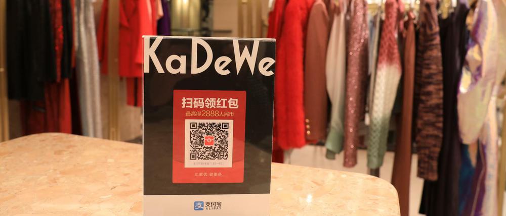 Das KaDeWe will chinesischen Kunden das Einkaufen erleichtern und lässt sie per Alipay zahlen.
