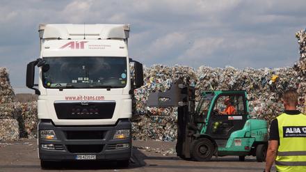 Auf der Deponie in Mahlsdorf werden rund 140.000 Tonnen Müll jedes Jahr sortiert, was 28.000 Müllwagenladungen entspricht.