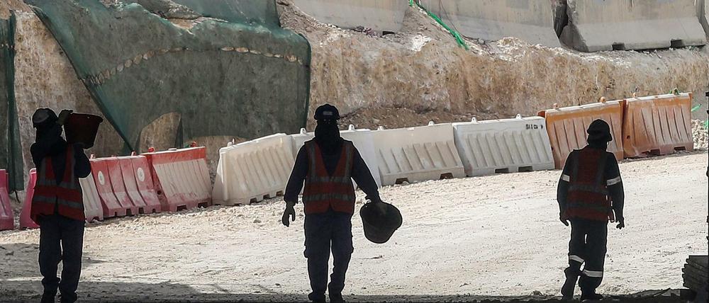 Arbeiter auf einer Stadion-Baustelle nahe der katarischen Hauptstadt Doha.